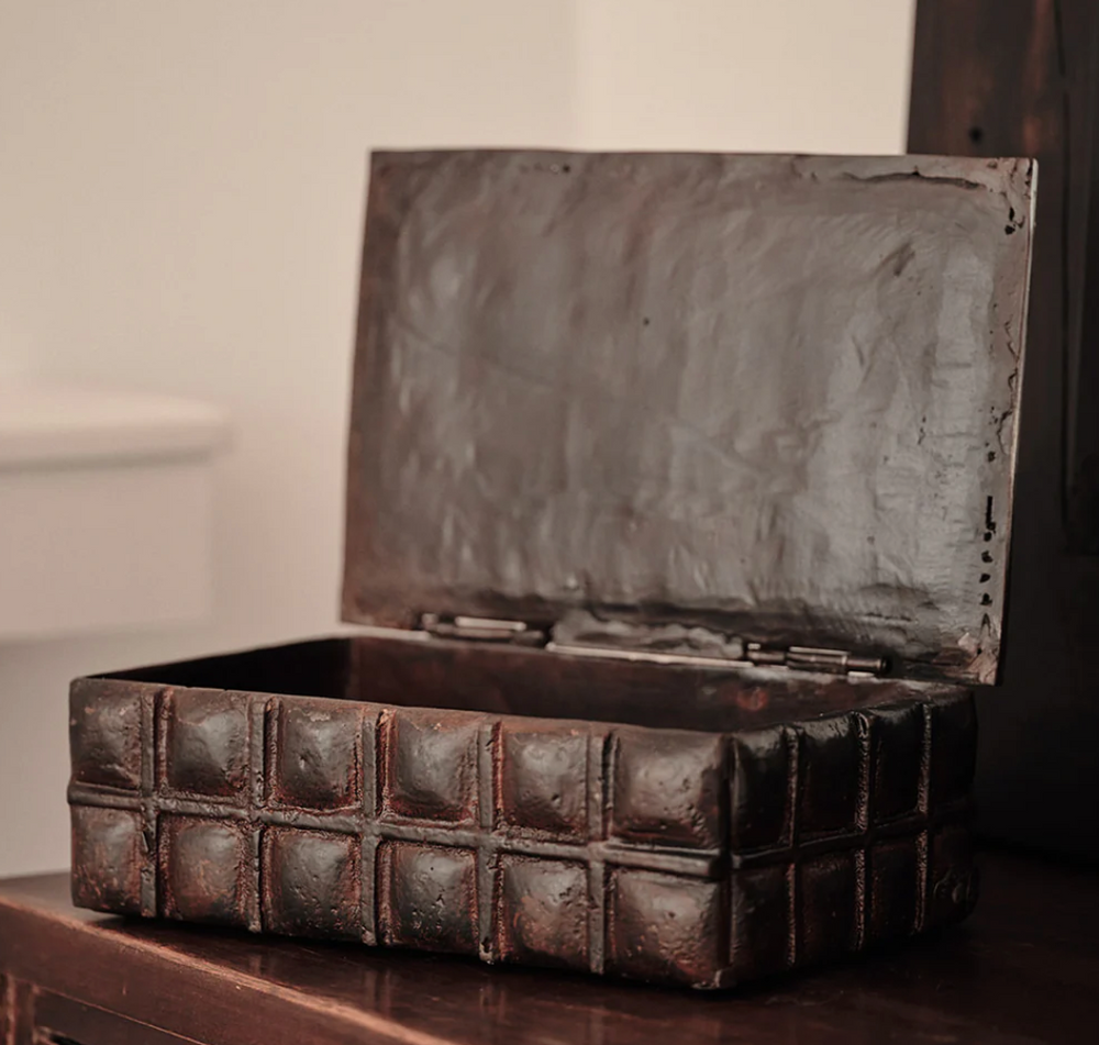 Me Cuadra Heavy Cast Iron Box